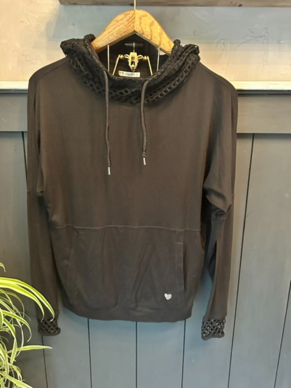 Forever 21 Black Long-Sleeve Shirt Mesh Drawstring‎ Hood & Hem sz M